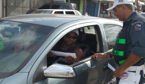 Ações educativas orientam condutores e pedestres - SMTT Aracaju